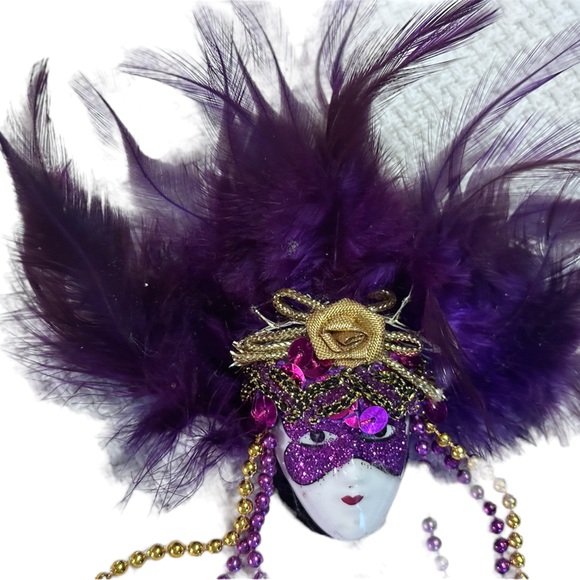 Violet Purple Mardi Gras Masked Woman Magnet with Feathers - Picture 3 of 4